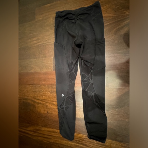 Size 2-4 lululemon leggings with mesh detailing - Picture 2 of 2